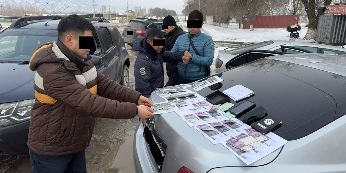 Инспекторы ОБДД получили взятку за выдачу машины со штрафстоянки – их задержал ГКНБ