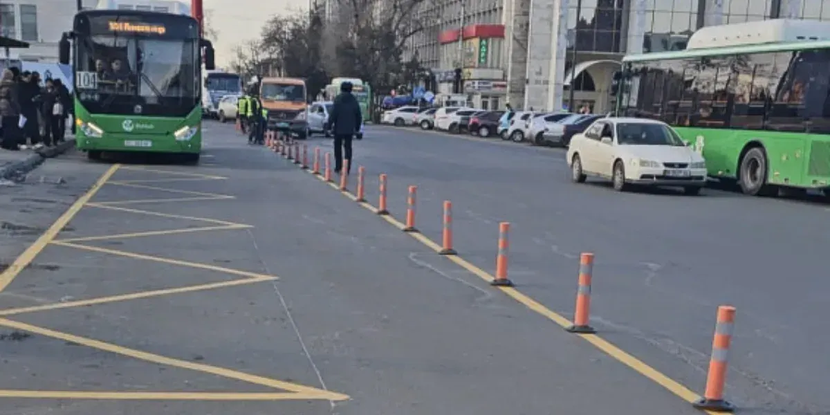 В Бишкеке нанесли разметки для заезда общественного транспорта на остановки