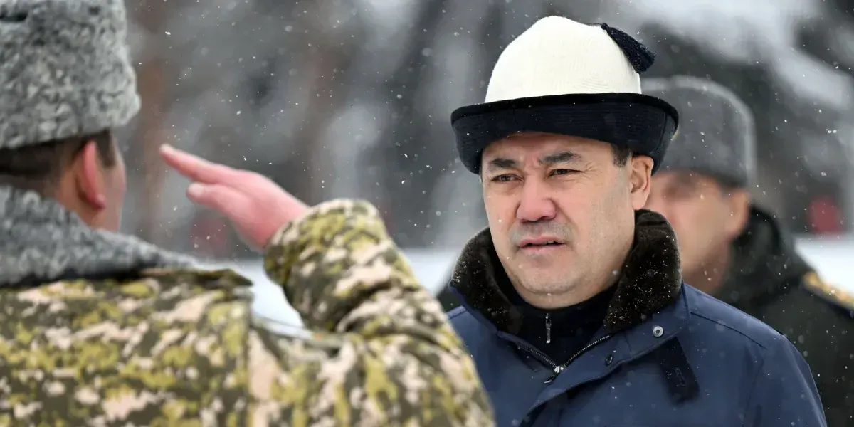 «Ваша работа возвращает государству миллиарды сомов» – Жапаров поздравил сотрудников органов нацбезопасности