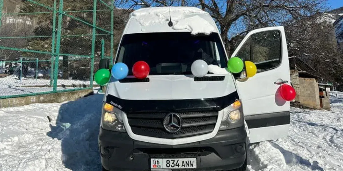 Полсотни школьников из Донуз-Тоо будут ездить в школу на Mercedes-Benz