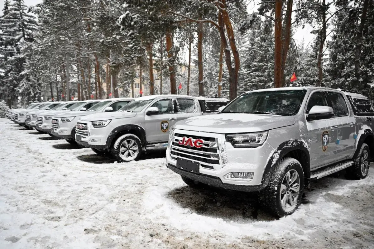 Войсковая часть Погранслужбы в Караколе получила автомобили на 94 млн сомов