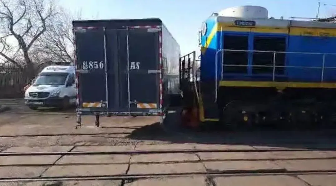 На железнодорожном переезде в Бишкеке столкнулись тепловоз и грузовик