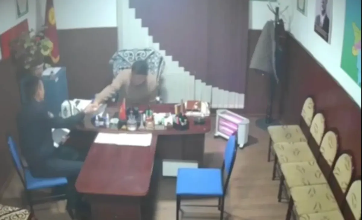 Громкое видео со взяткой в Ноокатском РОВД: шесть сотрудников задержаны