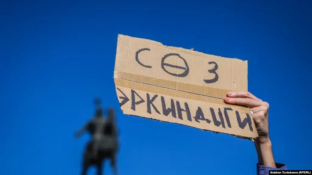 Жогорку Кенеш принял законопроект о штрафах в 100-200 тысяч сомов за клевету в СМИ и интернете