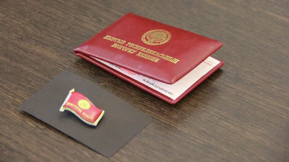На три вакантных мандата в Жогорку Кенеше претендуют уже 42 кандидата