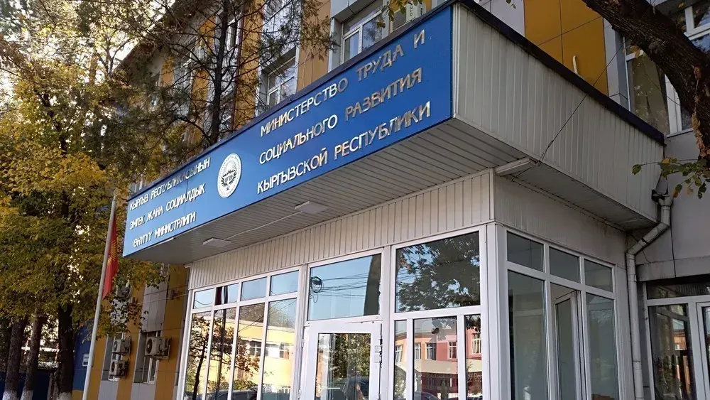 У министра труда КР два новых заместителя: один из них – экс-начальник отдела ГКНБ и замглавы отдела аппарата кабмина