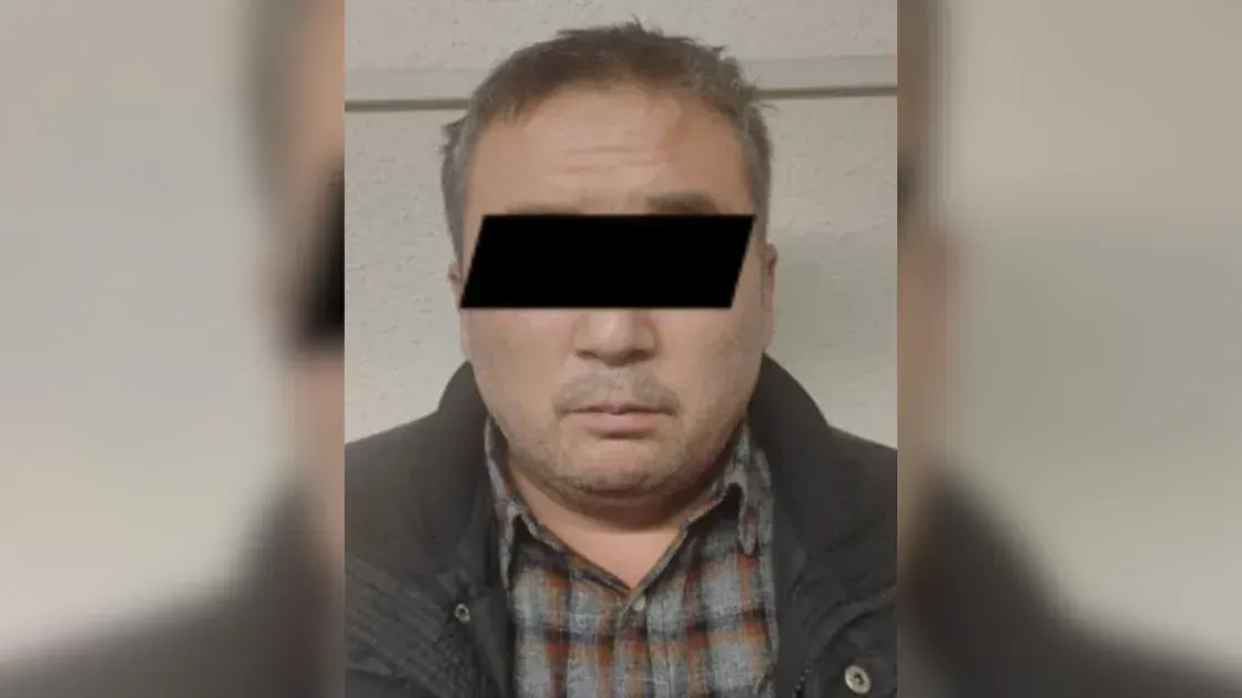 В Бишкеке задержали мужчину – он предлагал обманутым дольщикам открыть фонд имени Камчы Кольбаева