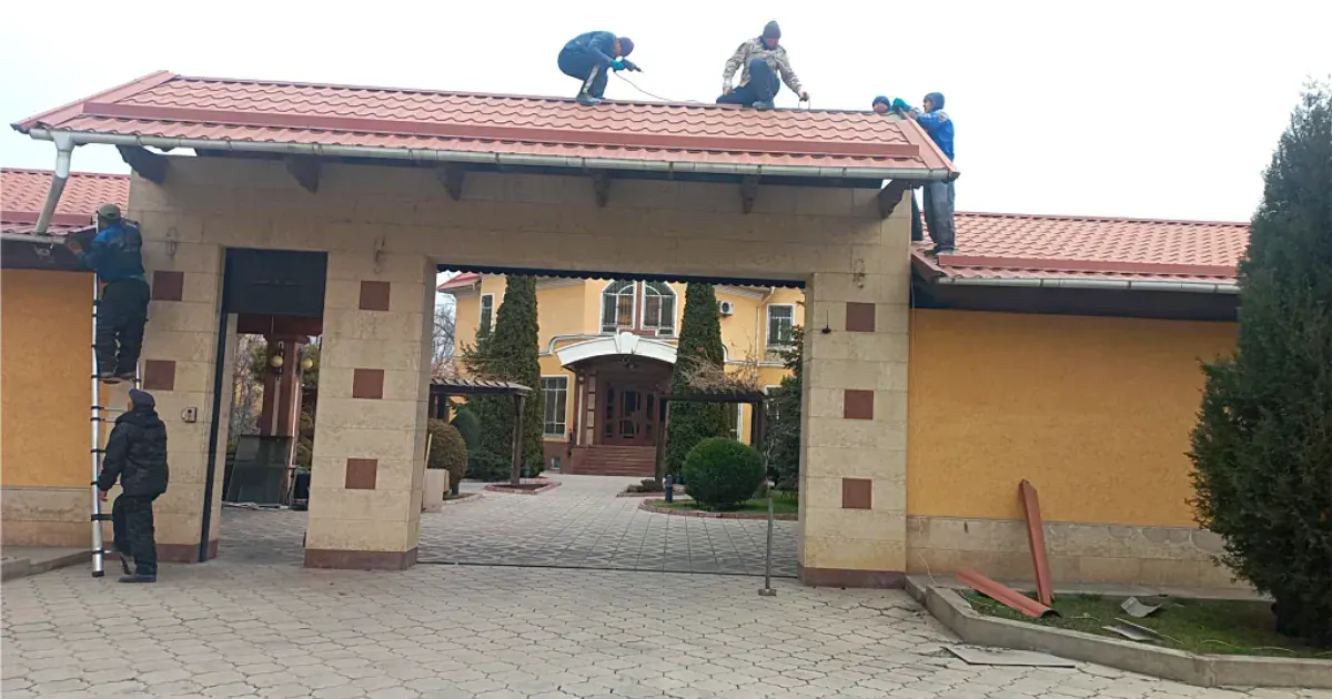 В Оше сносят забор дома Райымбека Матраимова