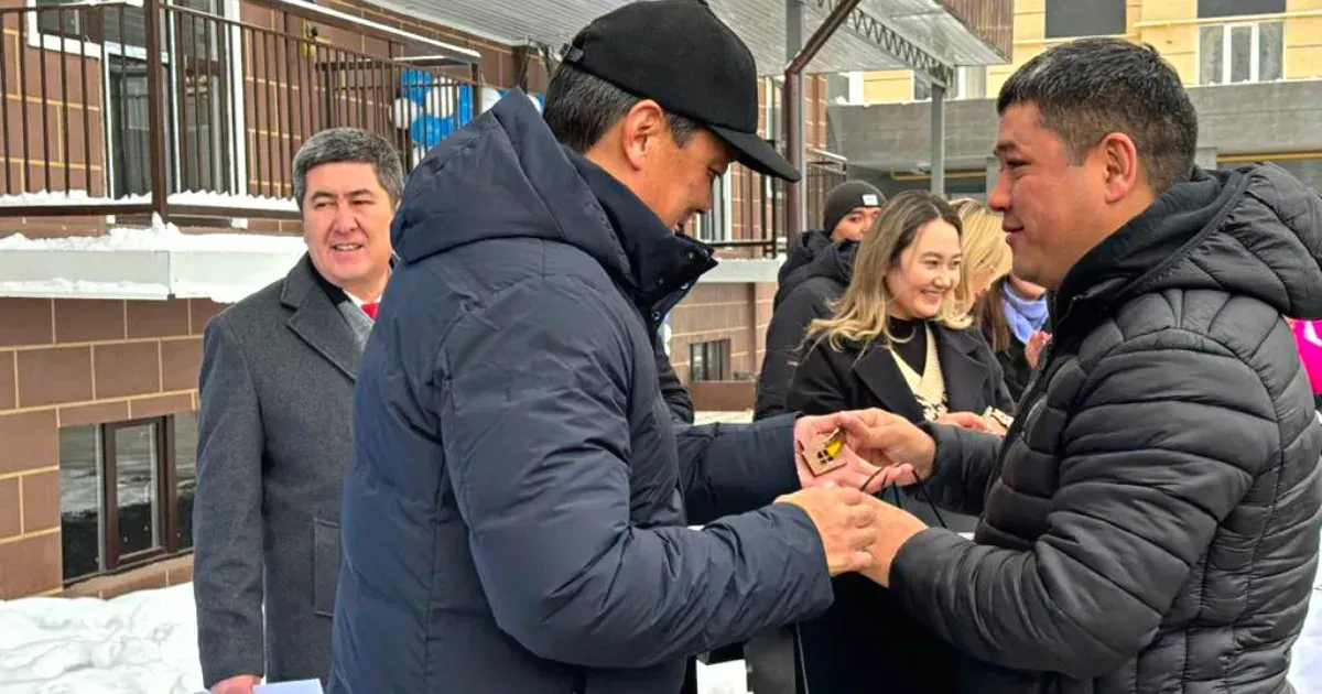 В Бишкеке передали ключи от квартир, полученных в госипотеку