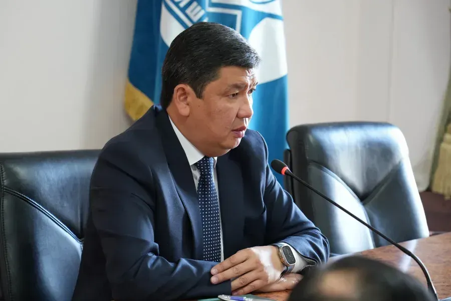 Увольнять нарушителей ПДД и грубиянов, усилить внедрение безналички — мэр Бишкека провел совещание по общественному транспорту