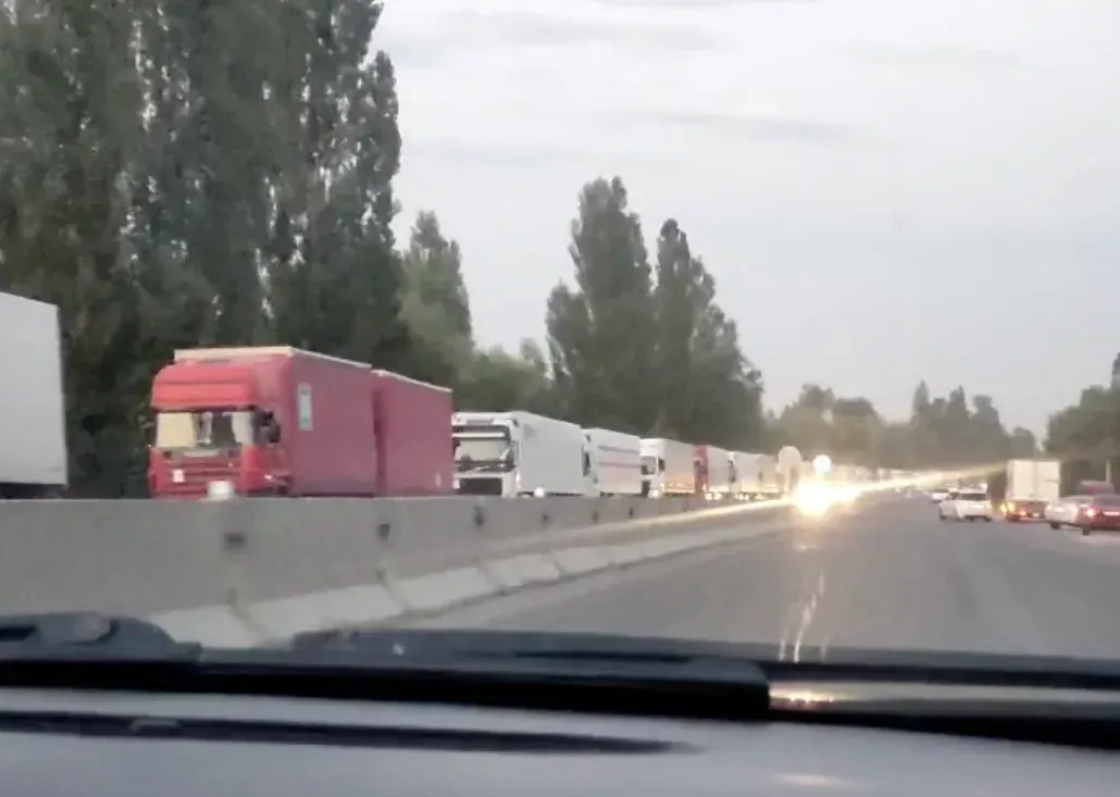 Очередь из более 50 грузовиков образовалась на границе с Казахстаном