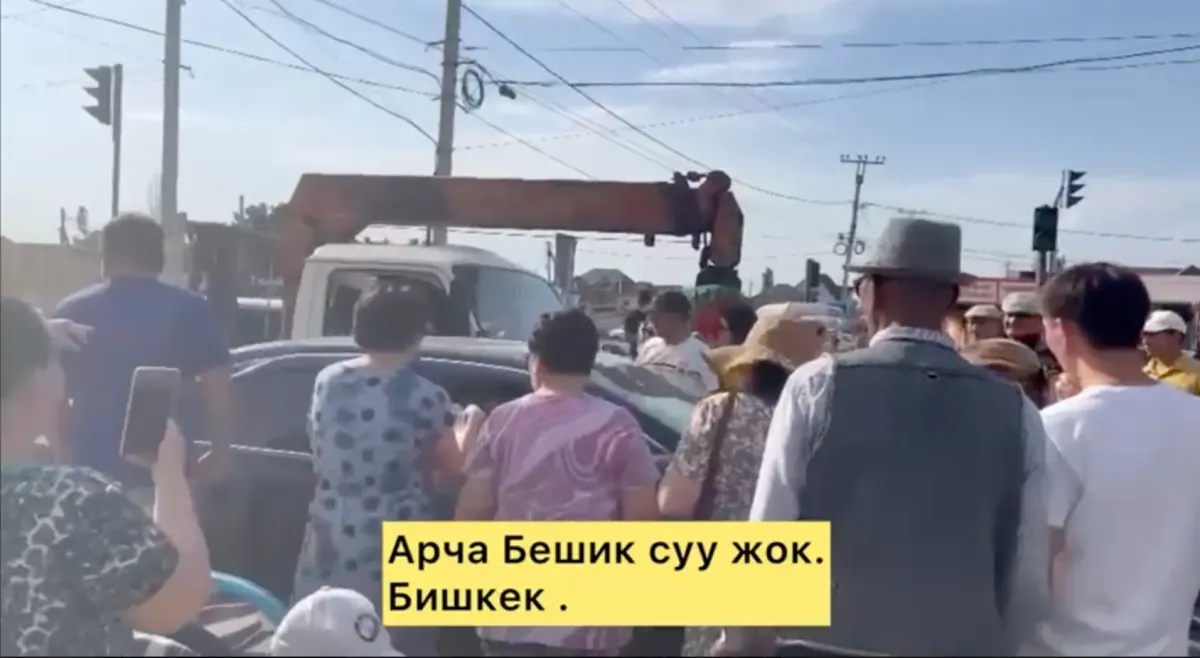 Жители «Арча-Бешика» перекрыли Южную магистраль из-за отсутствия воды