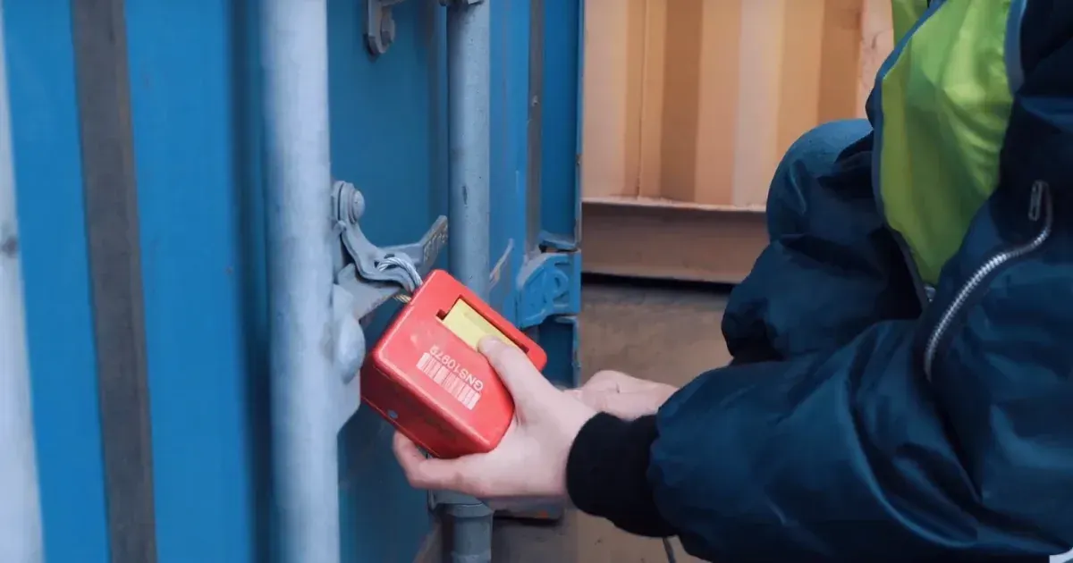 На отправляемые в Казахстан и Россию товары до сентября будут вешать электронные пломбы — это пилотный проект