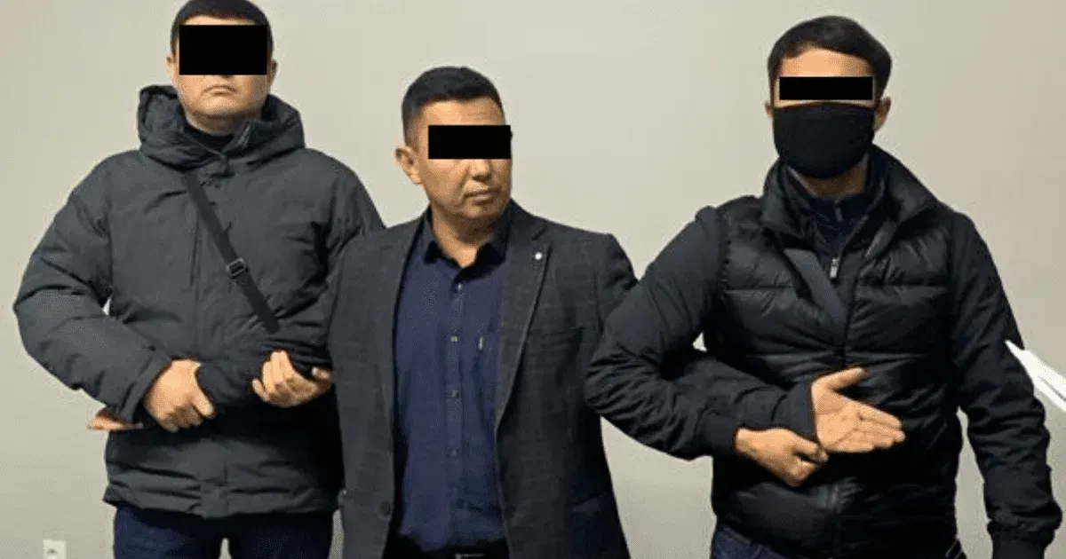 Собирал деньги с водителей автобусов, угрожая увольнением — в Бишкеке задержали чиновника