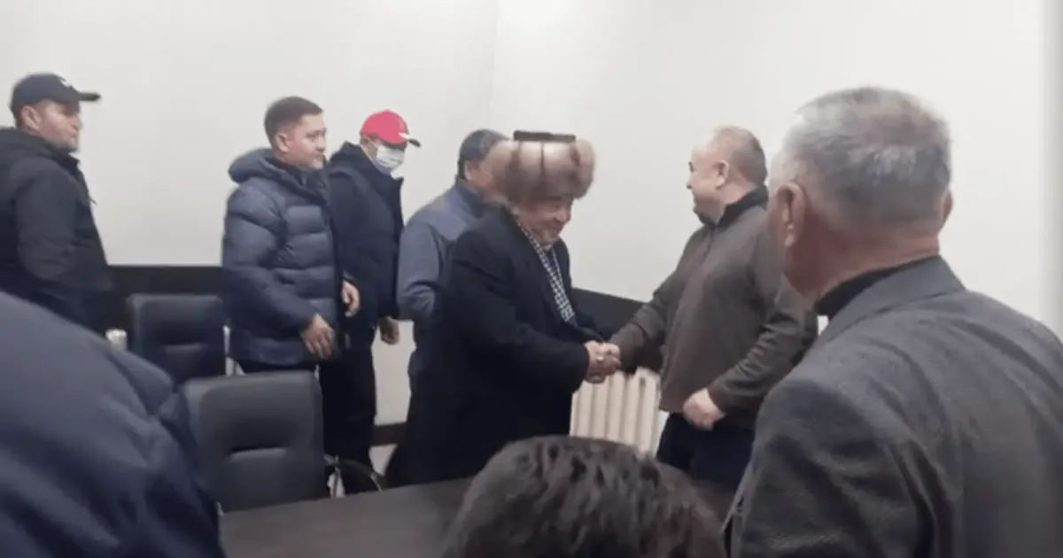Участники нападения на Омурбека Текебаева извинились перед ним