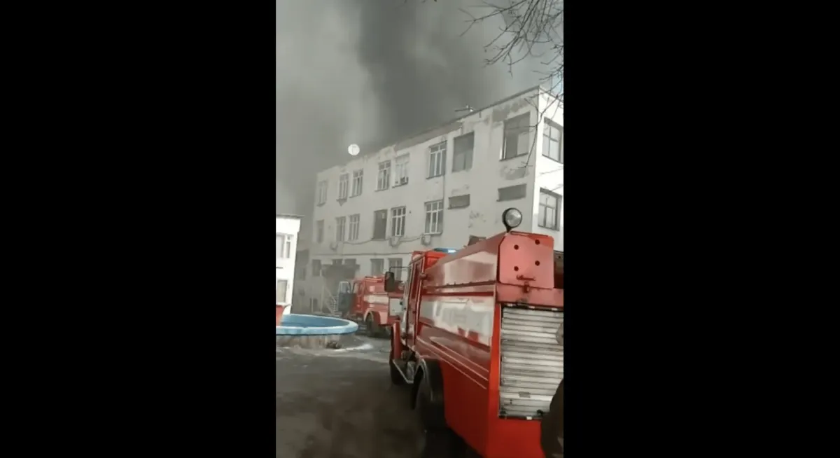 В Бишкеке горит завод по производству пластика