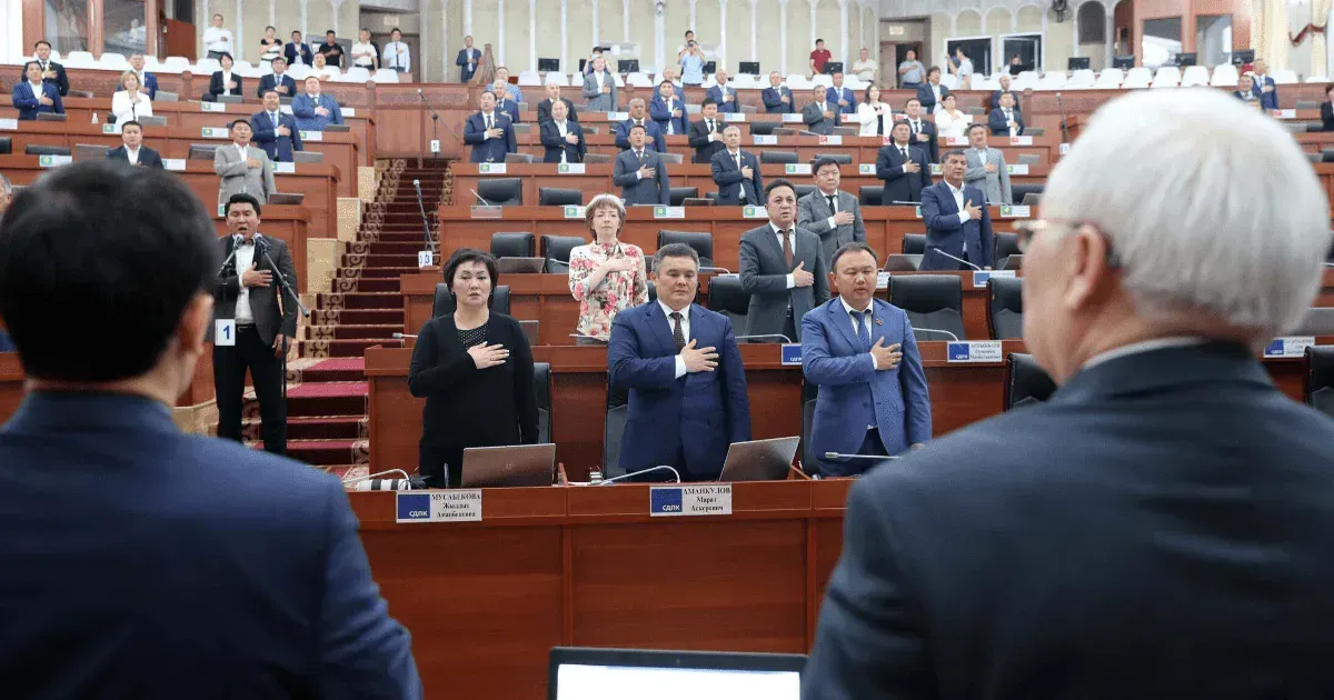 Садыр Жапаров подписал поправки в закон о выборах депутатов Жогорку Кенеша