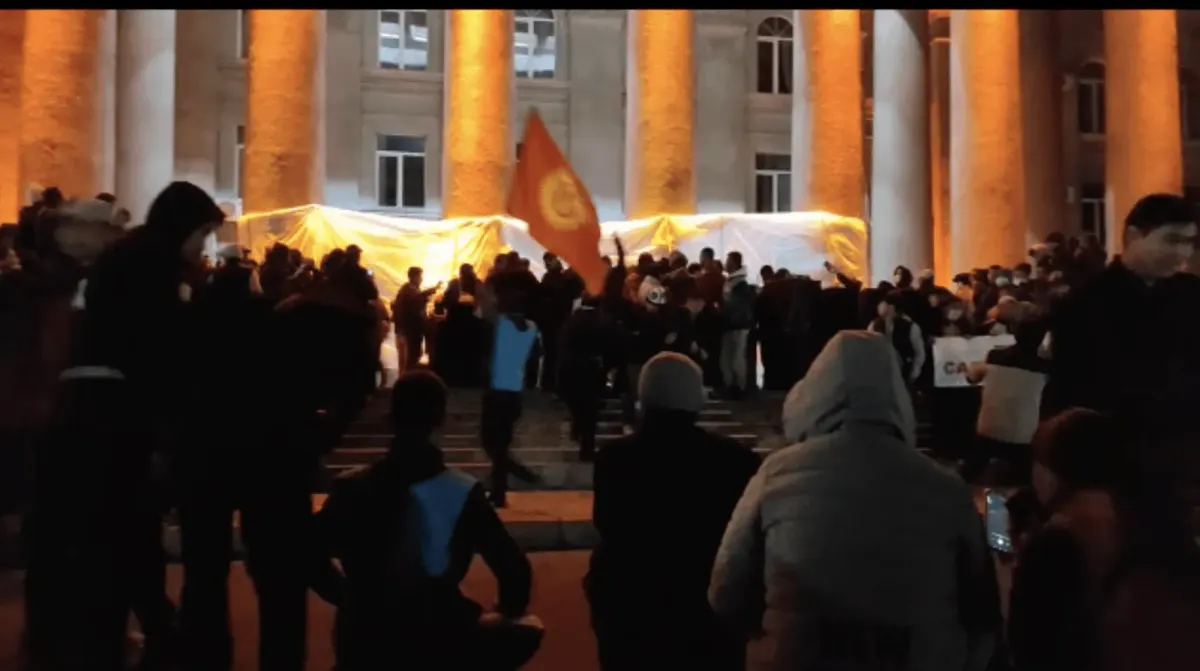На Старой площади еще митингуют за Садыра Жапарова. Поставили песню Атабекова. ФОТО