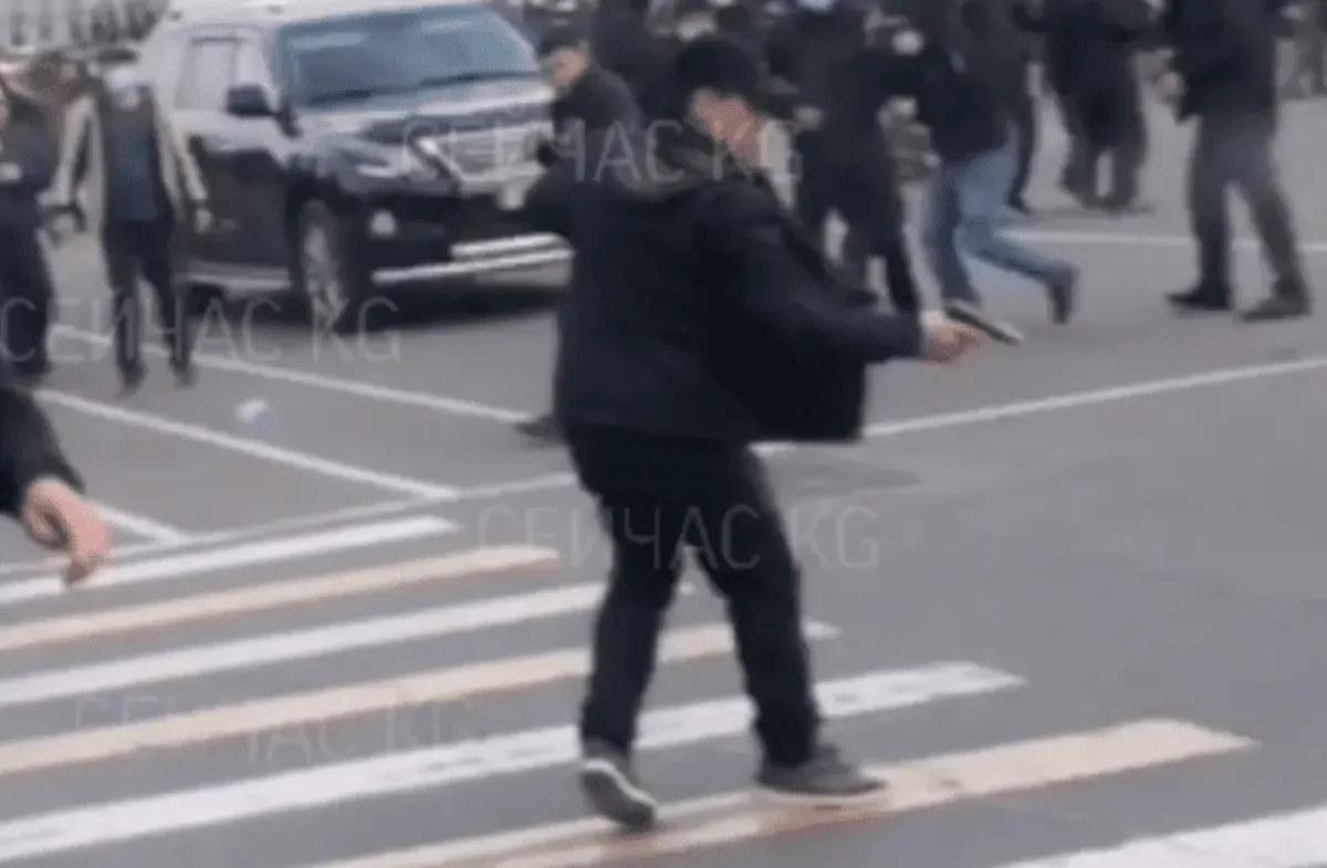 В сеть попало видео, где стреляют в машину Атамбаева