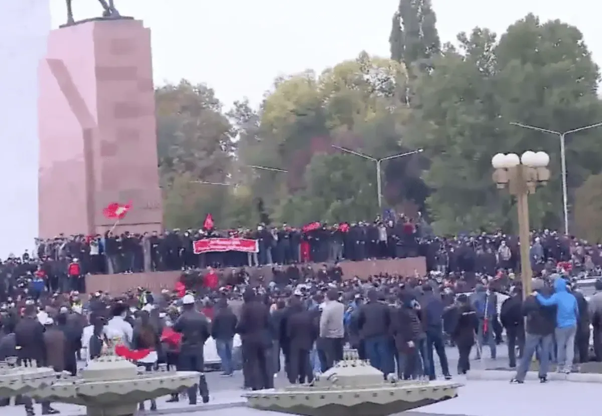 Сторонники Садыра Жапарова агрессивно разогнали митингующих. Были слышны выстрелы. ФОТО.ВИДЕО