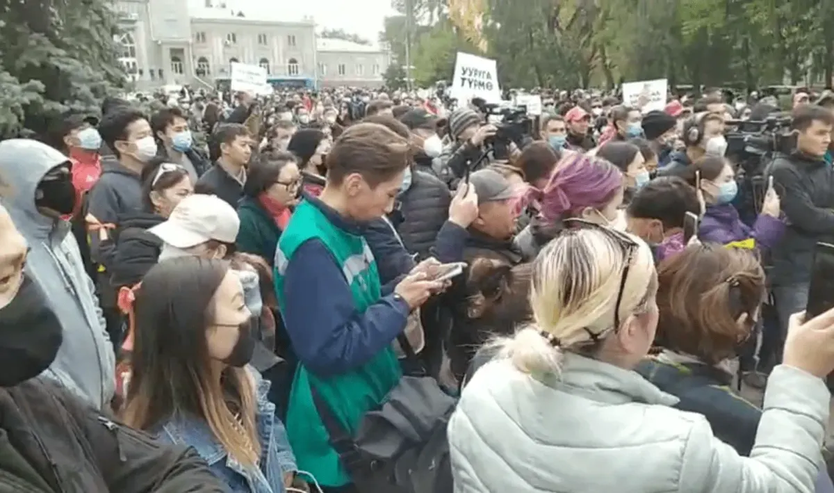 В Бишкеке начались три митинга против ОПГ, все они отправятся на площадь, чтобы объединиться. ВИДЕО