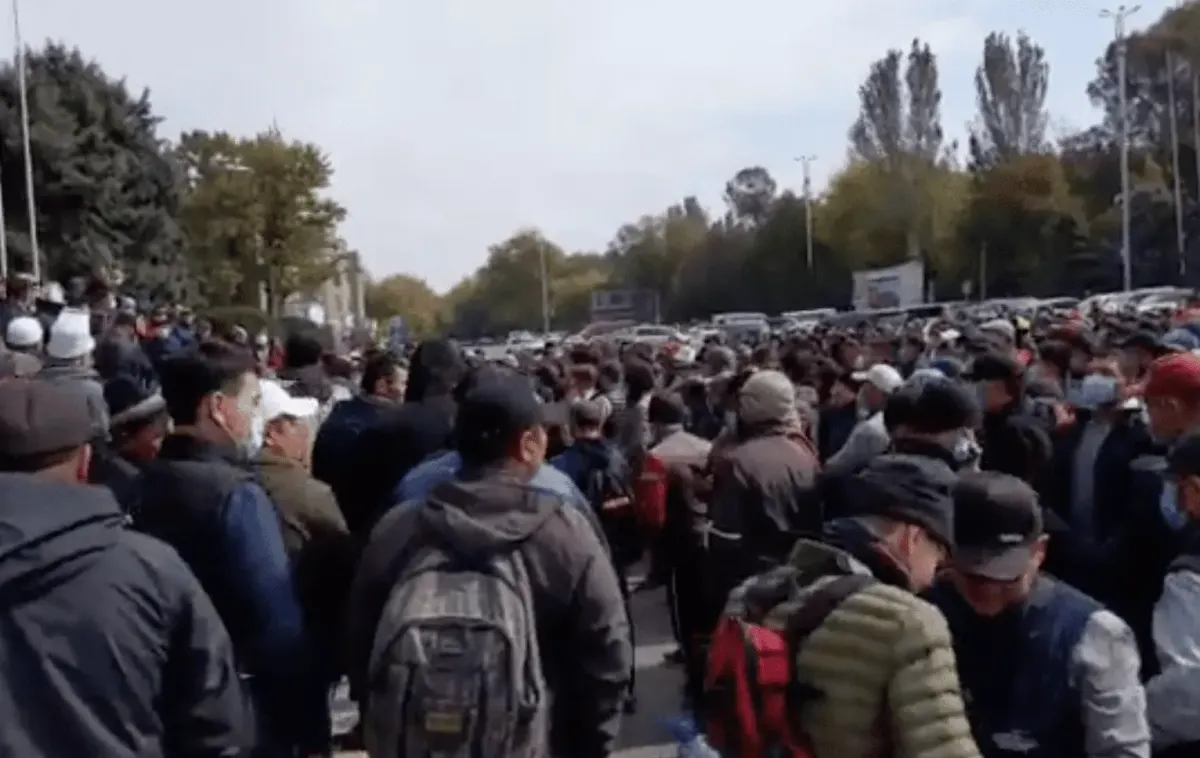 У здания правительства собрались сторонники и противники Садыра Жапарова