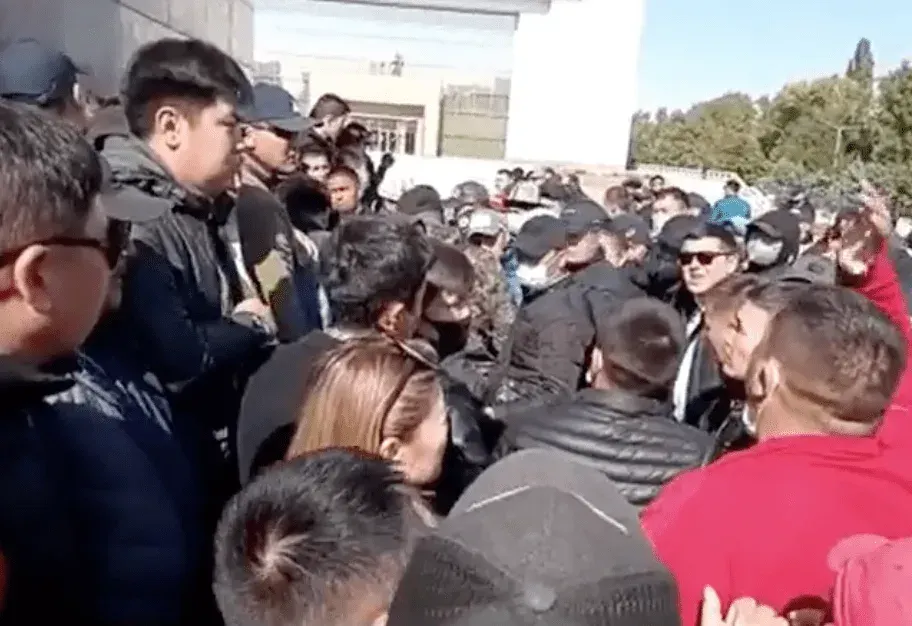 Митингующие за люстрацию направились к дому правительства