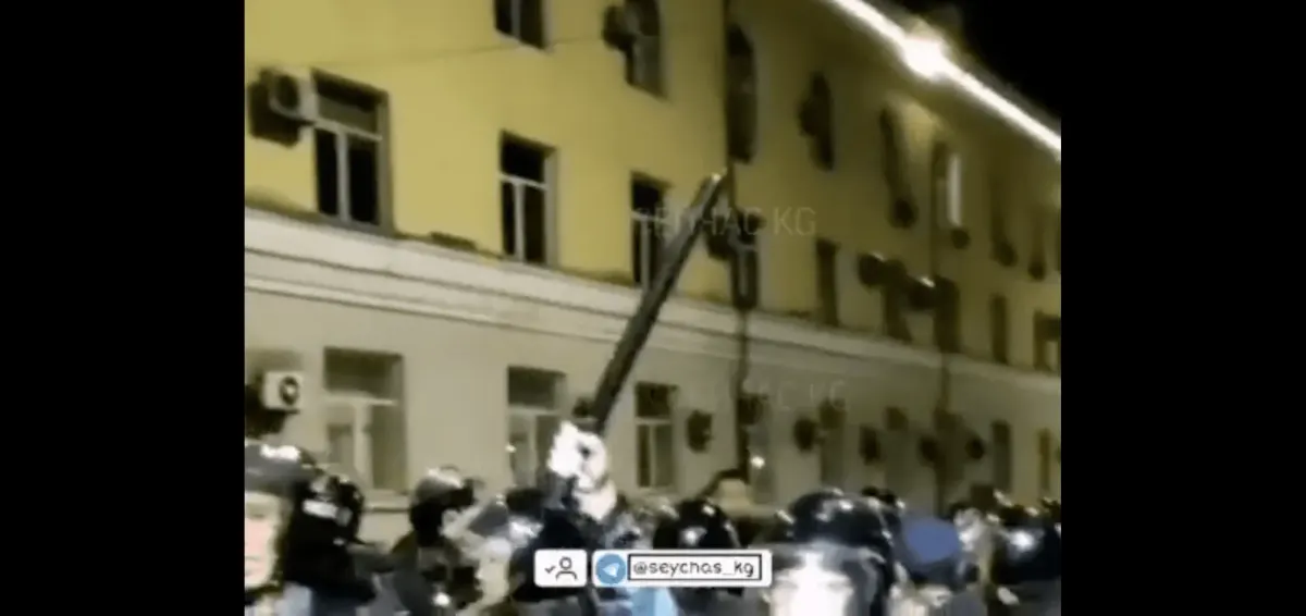 Группа спецназа в центре Бишкека перестала разгонять протестующих. ВИДЕО