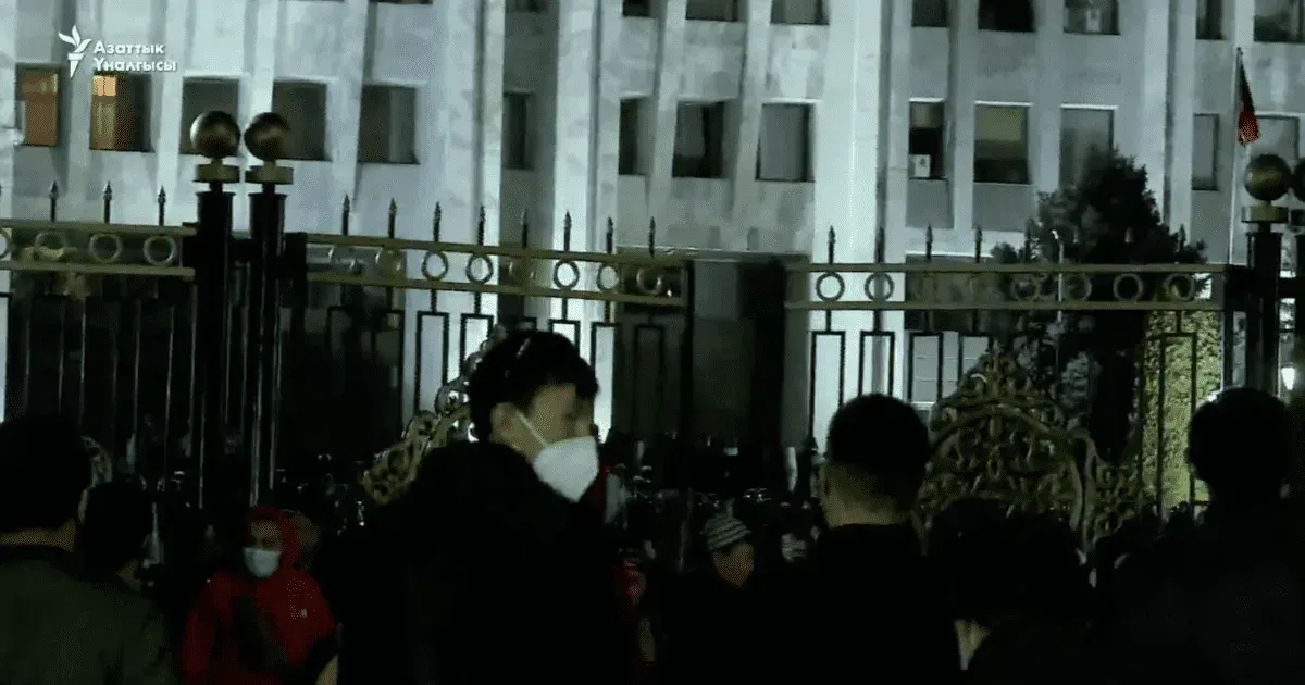 Митингующие пытаются штурмовать Белый Дом, раздаются выстрелы