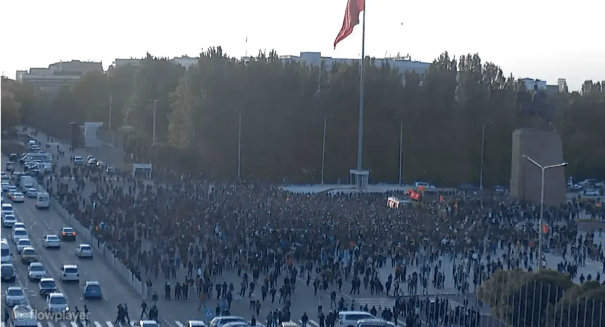 Увеличивается число митингующих на площади Ала-Тоо