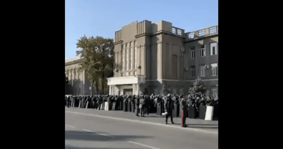 «Раздают щиты». В Бишкеке на Старой площади мобилизуют милицию