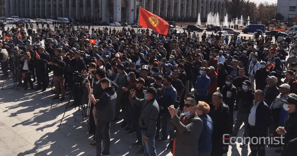В Бишкеке начался митинг против результатов выборов. Провокаторы оттеснили представителей партии от белого дома. ФОТО. ВИДЕО