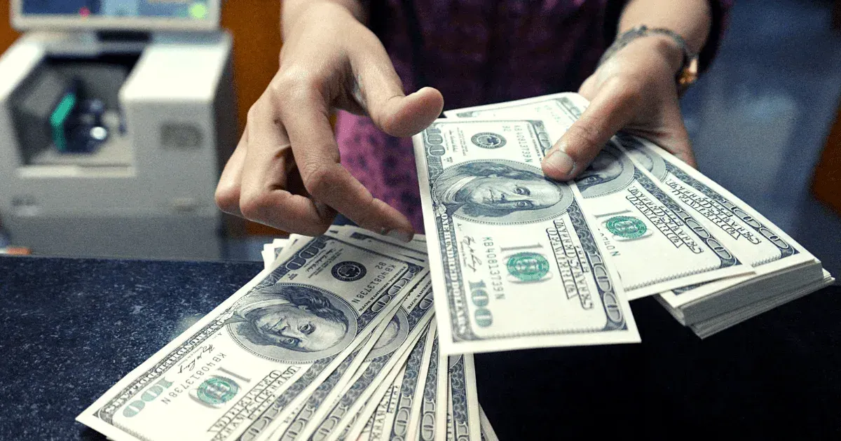 Доллар продают по 75.20 сома. За сутки курс вырос на 0.3 сома