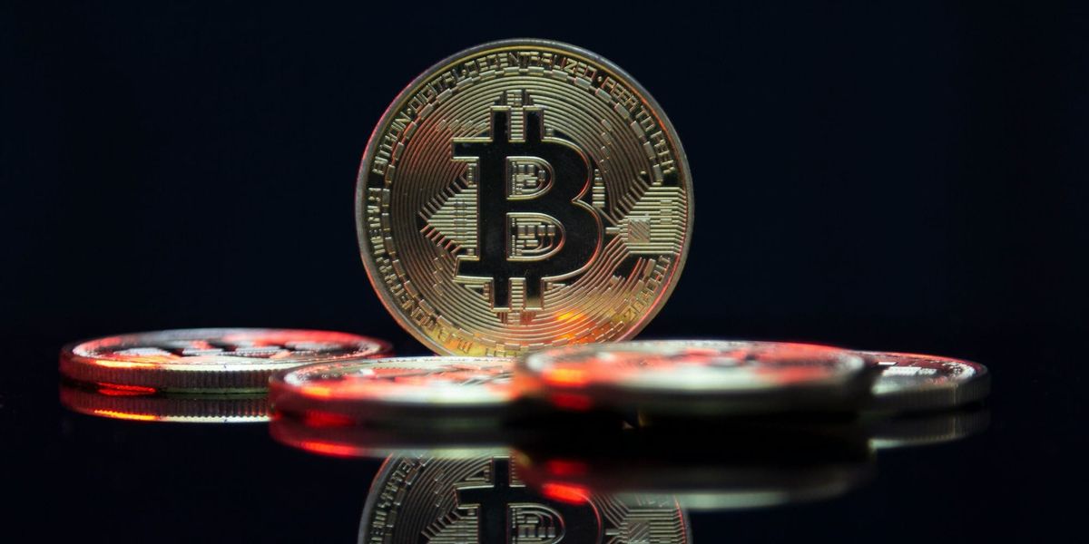 Bitcoin вырос на 24.8% за неделю: что стоит за резким рывком