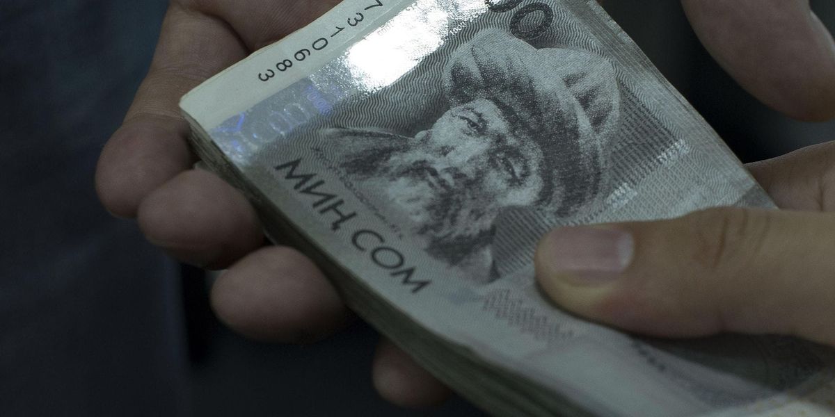 Следователя ГСИН задержали по подозрению в вымогательстве 100 тысяч сомов