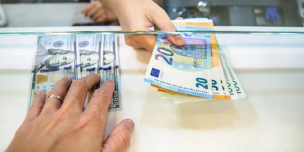 Нацбанк приостановил лицензии двух обменных бюро в Оше на 15 дней