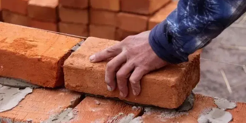 Командир части Нацгвардии эксплуатировал солдат на стройке — его задержали
