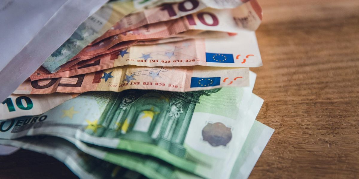 Евро обновил годовой минимум, доллар вернулся к 87.45 сома: курсы валют на 3 октября