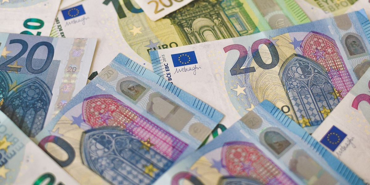 Евро обновил годовой минимум, тенге вырос на 1.56%: курсы на 8 октября