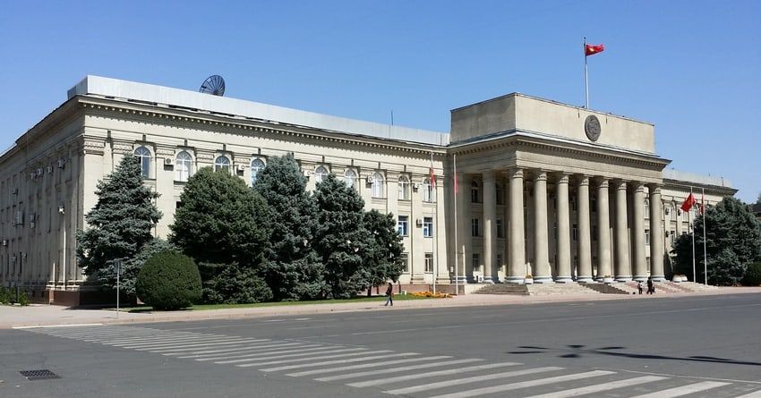 Администрация президента и Садыр Жапаров уже сутки не реагируют на боевые действия на границе