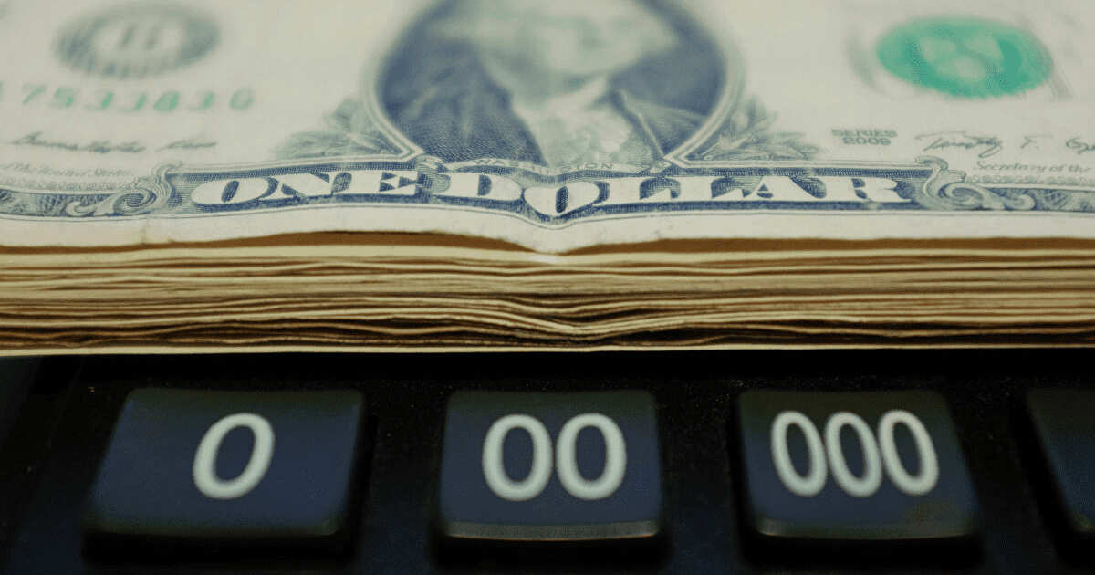 Курс доллара в обменных бюро на утро 2 июня составляет 82.3-83.3 сома