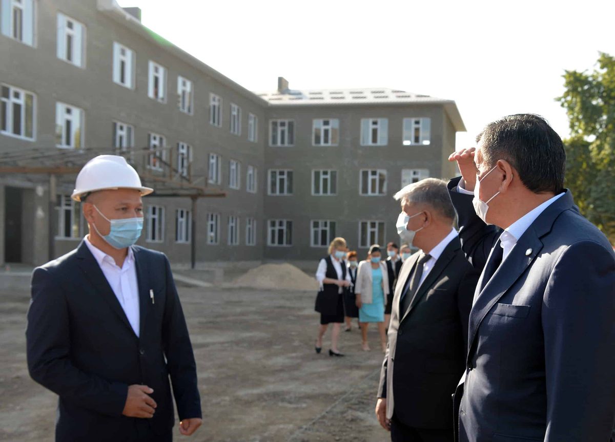 Президенту показали школу, построенную на возвращенные от борьбы с коррупцией деньги. ФОТО