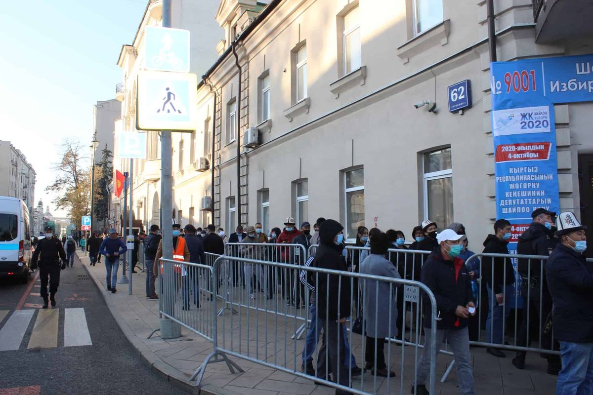 В посольстве в Москве образовалась очередь в несколько кварталов. ФОТО