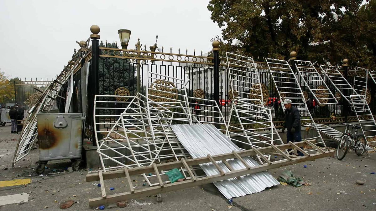 Снести забор вокруг «Белого дома» поручил самопровозглашенный мэр Бишкека