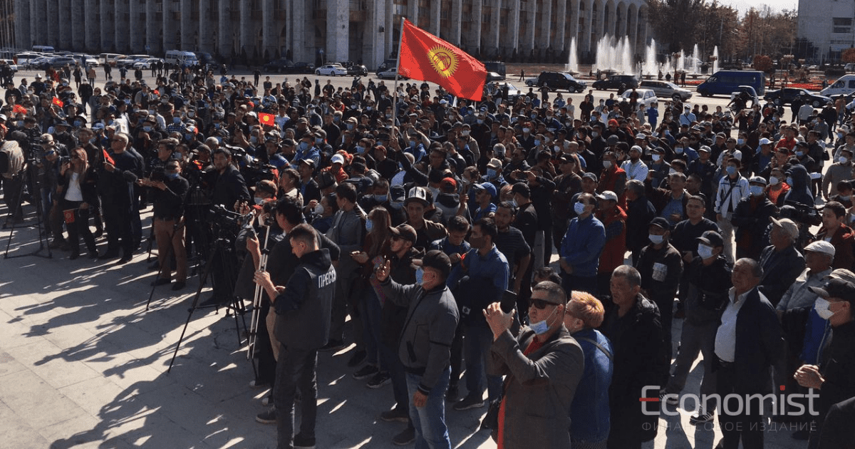 В Бишкеке начался митинг против результатов выборов. Провокаторы оттеснили представителей партии от белого дома. ФОТО. ВИДЕО