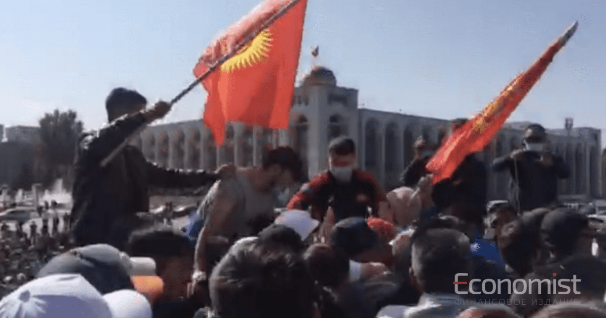 Митинг в Бишкеке. Провокаторы попытались отобрать громкоговоритель у митингующих. ВИДЕО
