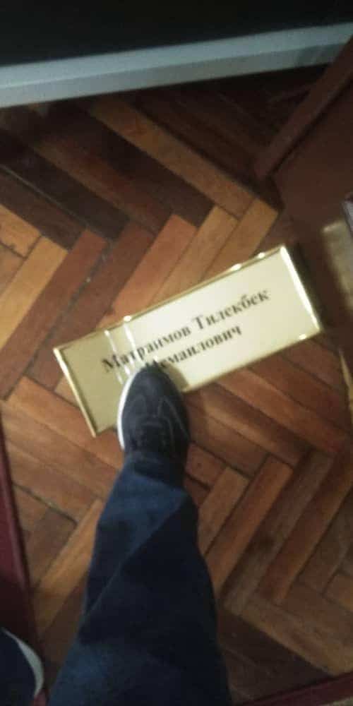 В Кара-Суу люди заняли кабинет Тилека Матраимова. В городе сняли баннера «Мекеним Кыргызстан». ФОТО, ВИДЕО