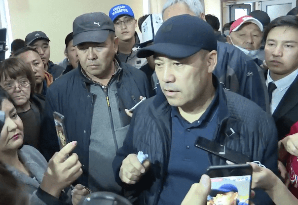Садыр Жапаров: «Я прошу народ не трогать депутатов, чтобы они смогли приехать на заседание»