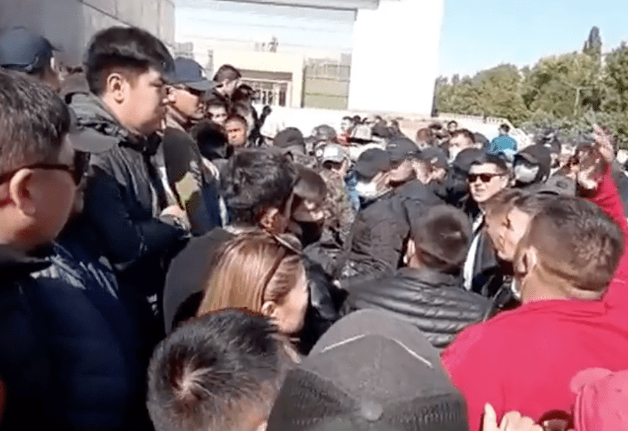 Митингующие за люстрацию направились к дому правительства