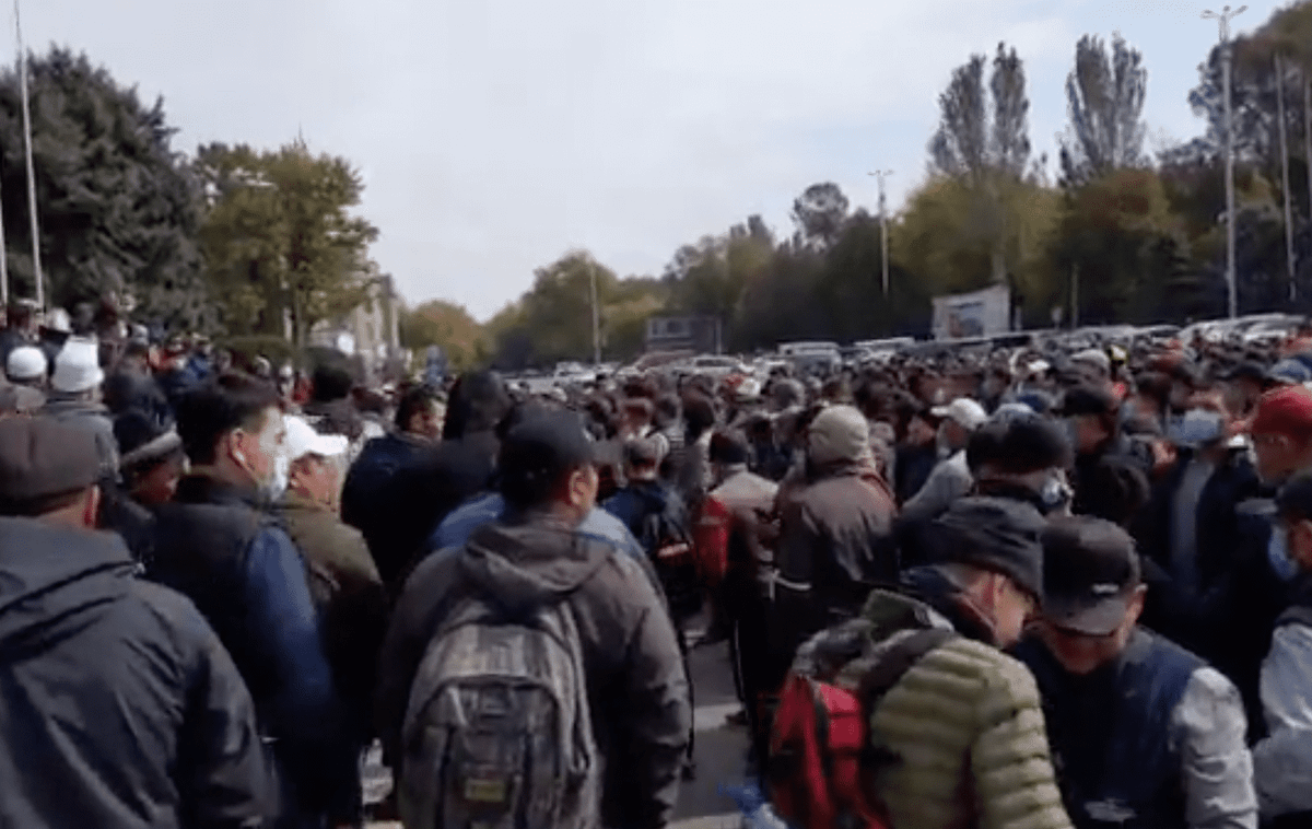 У здания правительства собрались сторонники и противники Садыра Жапарова